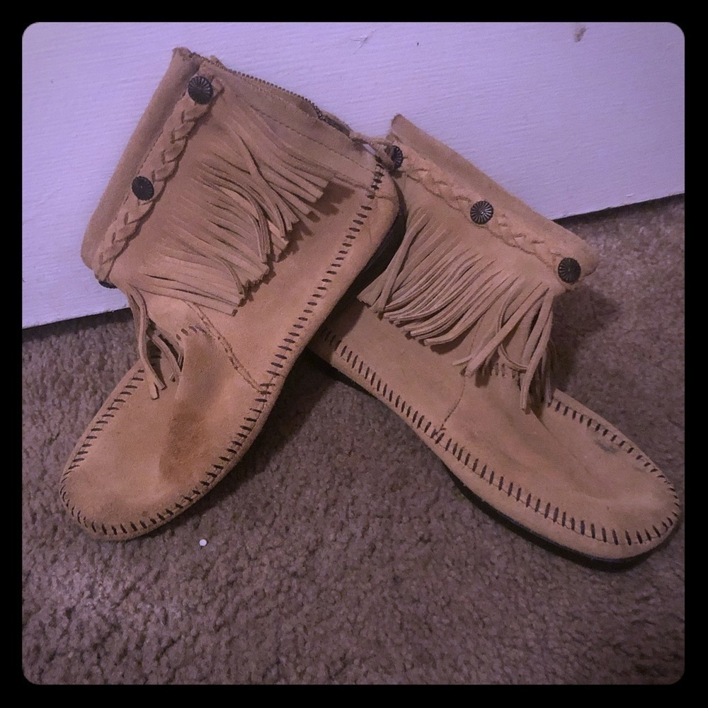 Minnetonka size 7 light brown moccasins